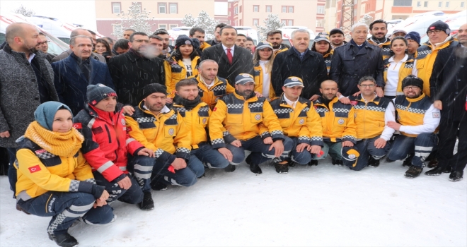 Karsta tam donanımlı 11 ambulans törenle teslim edildi 