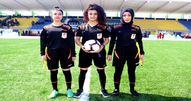 Dostluk maçında kadınlar erkekleri yendi