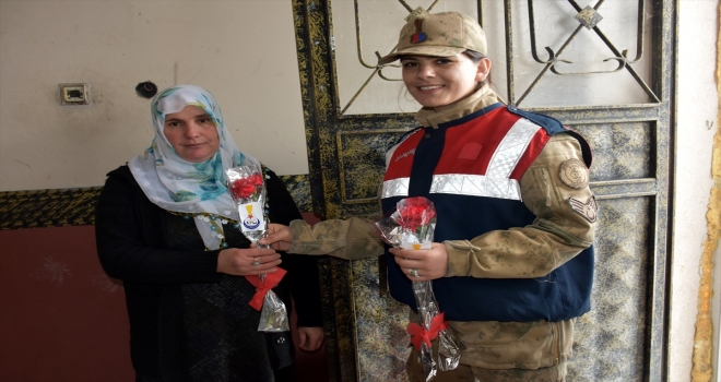 Kadın astsubaylardan köydeki kadınlara ziyaret 