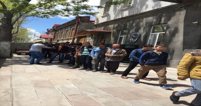 Karsta 49 düzensiz göçmen yakalandı