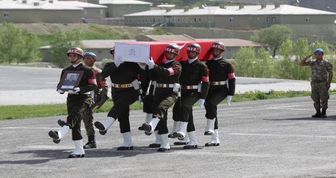 Hakkaride şehit asker için tören 