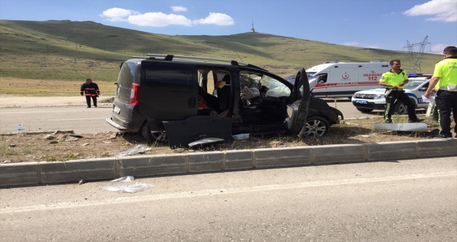 Malatyada hafif ticari araç refüje çıktı: 4 yaralı