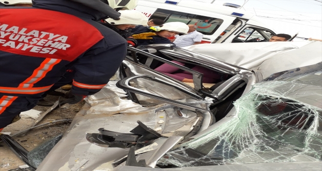 Malatyada midibüsle otomobil çarpıştı: 6 yaralı