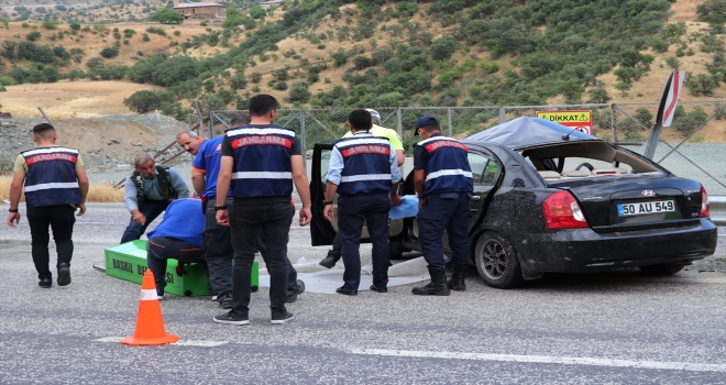 Elazığda otomobil bariyere çarptı: 1 ölü, 1 yaralı