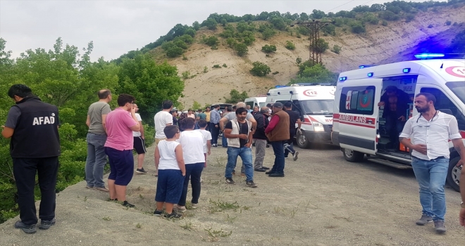 Tuncelide otomobil çaya düştü: 5 yaralı
