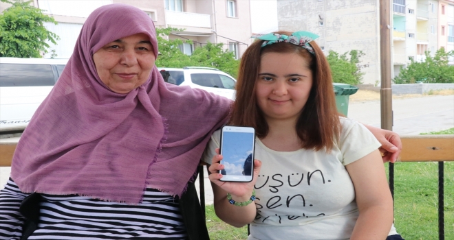 Otizmli genç kızdan polislere çay ve pastalı teşekkür