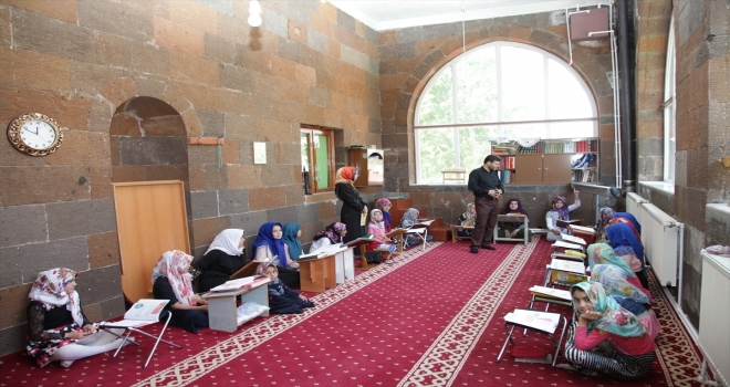 Ahlattaki yaz Kuran kurslarına ilgi