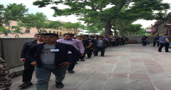 Karsta 44 düzensiz göçmen yakalandı