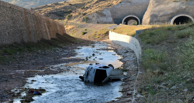 Malatyada kamyonet dereye devrildi: 2 yaralı 