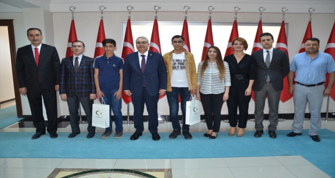 Vali Gündüzöz, LGS il birincilerini ödüllendirdi