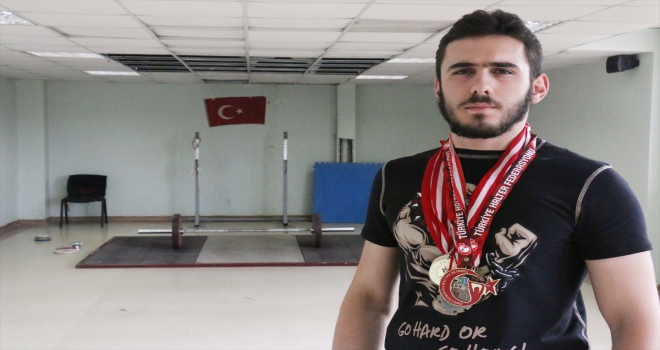 Tesadüfen başladığı halterde antrenörsüz şampiyon oldu