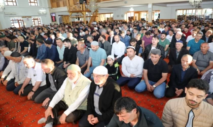 Bayram namazında vatandaşlar camileri doldurdu