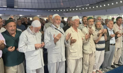 Hacı Adayları Dualarla Uğurlandı