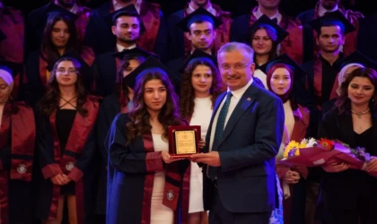 Diş Hekimliği Fakültesi ilk mezunlarını verdi