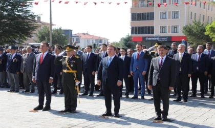 30 Ağustos Kutlamaları Atatürk Anıtı'na çelenk sunmayla başladı