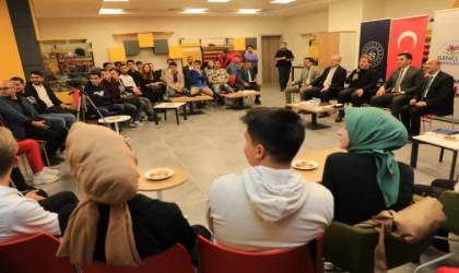 Vali Aydoğdu üniversite öğrencileriyle yakından ilgileniyor