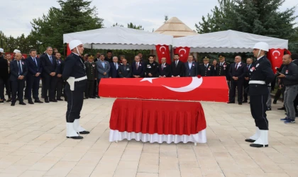 Şehit polis Şeyda Yılmaz, memleketi Sivas'ta toprağa verildi. 