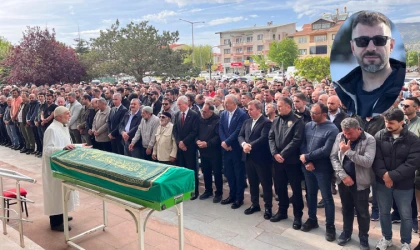Motosiklet Kazasında Hayatını Kaybeden Eczacı Enis Toprağa Verildi