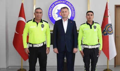 Zor Anlar Yaşayan Sürücülere yardım eden Polislere Başarı belgesi