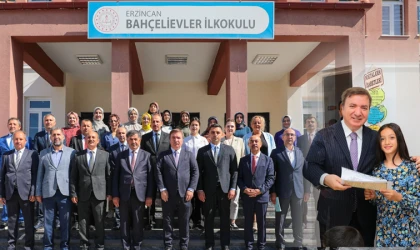Erzincan’da Karne Heyecanı: Vali Aydoğdu Öğrencilerin Sevincine Ortak Oldu