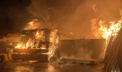 Erzincan'da Kereste Yangını Korkuttu