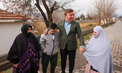 Vali Aydoğdu, Sümeyra ve Ahmet'i Umre’ye Uğurladı