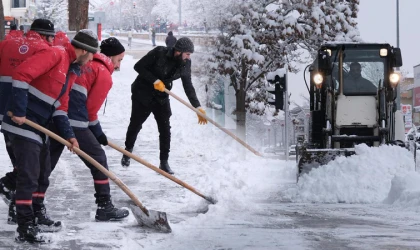 Kar Küreme ve Tuzlama Çalışmaları Aralıksız Sürüyor