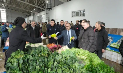 Zabıta ekipleri tarafından pazarcı esnafına fiyat etiketleri dağıtıldı.