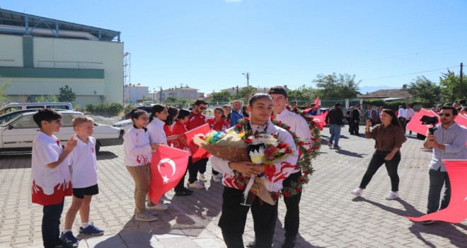 AVRUPA ŞAMPİYONU ALEYNA'YA COŞKULU KARŞILAMA