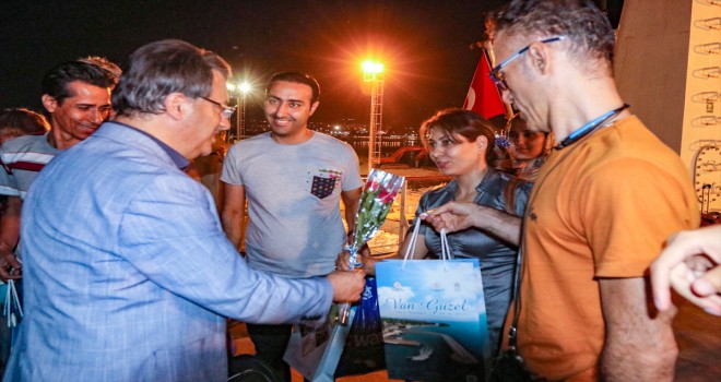 Çiçeklerle karşılandılar